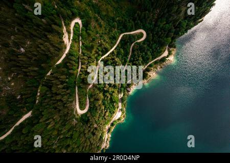 Il drone cattura le montagne e i laghi austriaci dalla vista aerea degli uccelli. Foto Stock