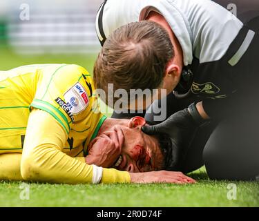 *** GRAPHIC CONTENT*** Dimitris Giannoulis #30 di Norwich City riceve un brutto taglio alla guancia durante la partita del campionato Sky Bet Norwich City vs Blackpool a Carrow Road, Norwich, Regno Unito, 8th maggio 2023 (Photo by Mark Cosgrove/News Images) Foto Stock