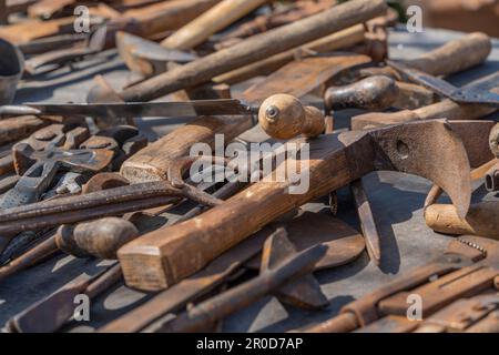 Molti vecchi attrezzi usati in un ambiente soleggiato Foto Stock