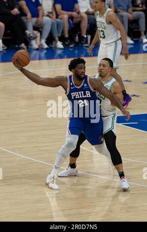 Philadelphia, Philadelphia, Pennsylvania, Stati Uniti. 7th maggio, 2023. FILADELFIA, PA - 7 MAGGIO: Joel Embiid #21 del 76ers si occupa della palla durante il round 2 Game 4 della Eastern Conference semi-Finals 2023 NBA Playoff contro i Boston Celtics il 7 maggio 2023 al Wells Fargo Center di Filadelfia, PA. (Credit Image: © Stephen Nadler/PX Imagens via ZUMA Press Wire) SOLO PER USO EDITORIALE! Non per USO commerciale! Credit: ZUMA Press, Inc./Alamy Live News Foto Stock