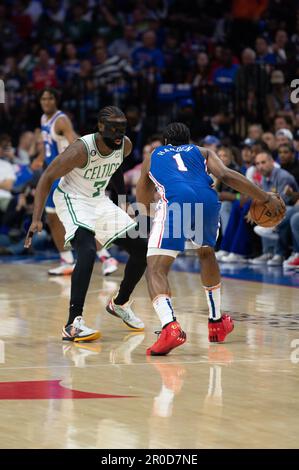 Philadelphia, Philadelphia, Pennsylvania, Stati Uniti. 7th maggio, 2023. FILADELFIA, PA - 7 MAGGIO: James Harden #1 dei 76ers drive al basket durante il Round 2 Game 4 della Eastern Conference semi-Finals 2023 NBA Playoff contro i Boston Celtics il 7 maggio 2023 al Wells Fargo Center di Filadelfia, PA. (Credit Image: © Stephen Nadler/PX Imagens via ZUMA Press Wire) SOLO PER USO EDITORIALE! Non per USO commerciale! Credit: ZUMA Press, Inc./Alamy Live News Foto Stock