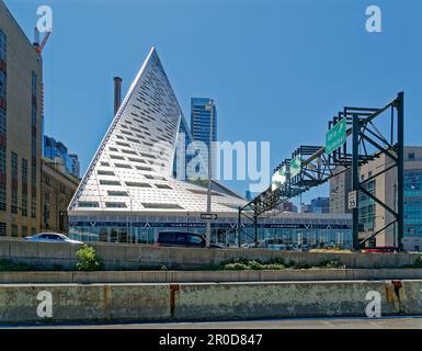 VIA 57 West Apartments rappresenta un nuovo tipo di edificio – corteggiatore – secondo l'architetto Bjarke Ingels Group. Foto Stock