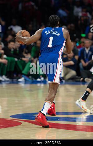 Philadelphia, Philadelphia, Pennsylvania, Stati Uniti. 7th maggio, 2023. FILADELFIA, PA - 7 MAGGIO: James Harden #1 dei 76ers drive al basket durante il Round 2 Game 4 della Eastern Conference semi-Finals 2023 NBA Playoff contro i Boston Celtics il 7 maggio 2023 al Wells Fargo Center di Filadelfia, PA. (Credit Image: © Stephen Nadler/PX Imagens via ZUMA Press Wire) SOLO PER USO EDITORIALE! Non per USO commerciale! Credit: ZUMA Press, Inc./Alamy Live News Foto Stock