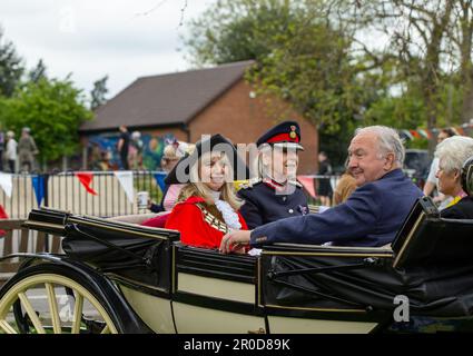 Brentwood, Regno Unito. 8th, maggio, 2023 la signora Olivia Francois il sindaco di Brentwood con il Signore di sinistra HM di Essex partecipa al festival di carbonatazione nel parco di credito Richard Lincoln / Alamy Live News Foto Stock