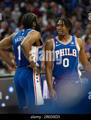 Philadelphia, Philadelphia, Pennsylvania, Stati Uniti. 7th maggio, 2023. PHILADELPHIA, PA - MAGGIO 7: James Harden #1 parla al Tyrese Maxey #0 del 76ers durante il Round 2 Game 4 della Eastern Conference semi-Finals 2023 NBA Playoff contro i Boston Celtics il 7 maggio 2023 al Wells Fargo Center di Philadelphia, PA. (Credit Image: © Stephen Nadler/PX Imagens via ZUMA Press Wire) SOLO PER USO EDITORIALE! Non per USO commerciale! Credit: ZUMA Press, Inc./Alamy Live News Foto Stock