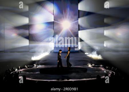 Liverpool, Regno Unito. 08th maggio, 2023. LIVERPOOL - mia Nicolai e Dion Cooper durante le prove di vestito per la prima semifinale del Concorso di canzoni Eurovision. Il duo rappresenta i Paesi Bassi con la canzone Burning Daylight. ANP SANDER KONING netherlands OUT - belgium OUT Credit: ANP/Alamy Live News Foto Stock