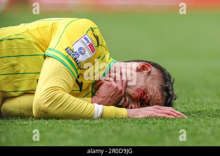 Norwich, Regno Unito. 08th maggio, 2023. *** GRAPHIC CONTENT*** Dimitris Giannoulis #30 di Norwich City riceve un brutto taglio alla guancia durante la partita del campionato Sky Bet Norwich City vs Blackpool a Carrow Road, Norwich, Regno Unito, 8th maggio 2023 (Photo by Mark Cosgrove/News Images) a Norwich, Regno Unito il 5/8/2023. (Foto di Mark Cosgrove/News Images/Sipa USA) Credit: Sipa USA/Alamy Live News Foto Stock