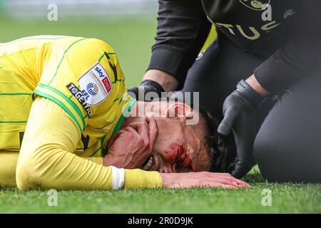 Norwich, Regno Unito. 08th maggio, 2023. *** GRAPHIC CONTENT*** Dimitris Giannoulis #30 di Norwich City riceve un brutto taglio alla guancia durante la partita del campionato Sky Bet Norwich City vs Blackpool a Carrow Road, Norwich, Regno Unito, 8th maggio 2023 (Photo by Mark Cosgrove/News Images) a Norwich, Regno Unito il 5/8/2023. (Foto di Mark Cosgrove/News Images/Sipa USA) Credit: Sipa USA/Alamy Live News Foto Stock