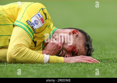 Norwich, Regno Unito. 08th maggio, 2023. *** GRAPHIC CONTENT*** Dimitris Giannoulis #30 di Norwich City riceve un brutto taglio alla guancia durante la partita del campionato Sky Bet Norwich City vs Blackpool a Carrow Road, Norwich, Regno Unito, 8th maggio 2023 (Photo by Mark Cosgrove/News Images) a Norwich, Regno Unito il 5/8/2023. (Foto di Mark Cosgrove/News Images/Sipa USA) Credit: Sipa USA/Alamy Live News Foto Stock