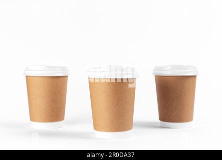 Vasetti di carta monouso su sfondo bianco isolati. Foto Stock