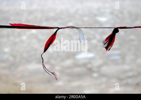 vecchio nastro barriera rosso e bianco con nodi Foto Stock