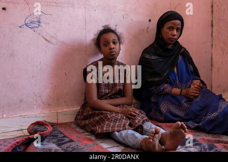 04 maggio 2023, Egitto, 6th ottobre Città: Una foto resa disponibile il 8 maggio 2023 mostra Naglea al-Aazz sudanese (R), 34, in posa per una foto con sua figlia Raneem presso gli uffici dell'Unione dei leader rifugiati e migranti, dove risiede ora con i suoi cinque figli. Naglah attraversò l'Egitto dal confine di passaggio di Halfa con il Sudan a seguito di continui combattimenti tra l'esercito sudanese e le forze paramilitari di supporto rapido (RSF). Foto: Lobna Tarek/dpa Foto Stock