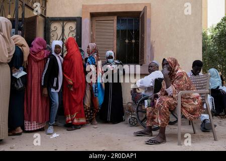 04 maggio 2023, Egitto, 6th ottobre Città: Una foto resa disponibile il 8 maggio 2023 mostra le persone sudanesi in attesa al di fuori del sito di un convoglio medico per i nuovi arrivati organizzato dalla Società della Mezzaluna Rossa egiziana in collaborazione con l'iniziativa dell'Unione dei leader dei rifugiati e migranti al 6th ottobre City in Egitto. Foto: Lobna Tarek/dpa Foto Stock