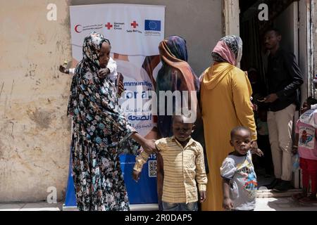 04 maggio 2023, Egitto, 6th ottobre Città: Una foto resa disponibile il 8 maggio 2023 mostra le persone sudanesi in attesa al di fuori del sito di un convoglio medico per i nuovi arrivati organizzato dalla Società della Mezzaluna Rossa egiziana in collaborazione con l'iniziativa dell'Unione dei leader dei rifugiati e migranti al 6th ottobre City in Egitto. Foto: Lobna Tarek/dpa Foto Stock