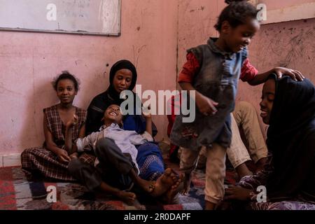 04 maggio 2023, Egitto, 6th ottobre Città: Una foto resa disponibile il 8 maggio 2023 mostra Naglea al-Aazz sudanese (C), 34, in posa per una foto presso gli uffici dell'Unione dei rifugiati e dei leader migranti, dove risiede ora con i suoi cinque figli. Naglah attraversò l'Egitto dal confine di passaggio di Halfa con il Sudan a seguito di continui combattimenti tra l'esercito sudanese e le forze paramilitari di supporto rapido (RSF). Foto: Lobna Tarek/dpa Foto Stock