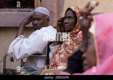 04 maggio 2023, Egitto, 6th ottobre Città: Una foto resa disponibile il 8 maggio 2023 mostra le persone sudanesi in attesa al di fuori del sito di un convoglio medico per i nuovi arrivati organizzato dalla Società della Mezzaluna Rossa egiziana in collaborazione con l'iniziativa dell'Unione dei leader dei rifugiati e migranti al 6th ottobre City in Egitto. Foto: Lobna Tarek/dpa Foto Stock