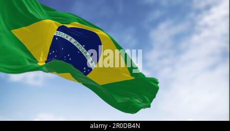 La bandiera nazionale del Brasile sventola in una giornata limpida. Diamante giallo su campo verde con cerchio blu di 27 stelle bianche a cinque punte. Paese sudamericano. 3d Foto Stock