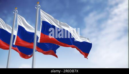 Tre bandiere nazionali della Russia sventolano al vento in una giornata limpida. Strisce orizzontali bianche, blu e rosse. Bandiera della Federazione Russa. 3D illustrazione ren Foto Stock