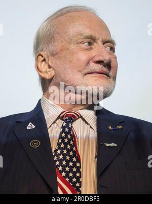Washington, Stati Uniti d'America. 24 ottobre 2019. Astronauta di Apollo in pensione Buzz Aldrin durante la International Astronautical Federation World Space Award Highlight lecture al 70th° Congresso Astronautico Internazionale al Washington Convention Center, 24 ottobre 2019 a Washington, D.C. Aldrin ha ricevuto il World Space Award 2019. Credit: Joel Kowsky/NASA/Alamy Live News Foto Stock
