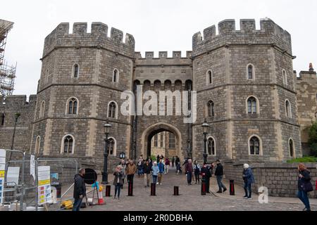 Windsor, Berkshire, Regno Unito. 8th maggio, 2023. Era ancora occupato a Windsor oggi, mentre la gente si riversava in città dopo la pubblicità del Concerto di incoronazione la scorsa notte al Castello di Windsor. Sua Maestà il Re rimane al Castello di Windsor. Credit: Maureen McLean/Alamy Live News Foto Stock