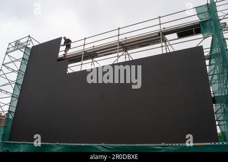 Windsor, Berkshire, Regno Unito. 8th maggio, 2023. I grandi schermi della Long Walk utilizzati per la trasmissione del Concerto di incoronazione in corso di smantellamento oggi. Credit: Maureen McLean/Alamy Live News Foto Stock