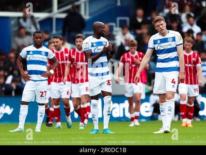 Ethan Laird, Albert Adomah e Rob Dickie (sinistra-destra) di Queens Park appaiono sconvolti dopo aver concessato il primo gol della partita, segnato da Mark Sykes di Bristol City durante la partita del campionato Sky Bet a Loftus Road, Londra. Data immagine: Lunedì 8 maggio 2023. Foto Stock