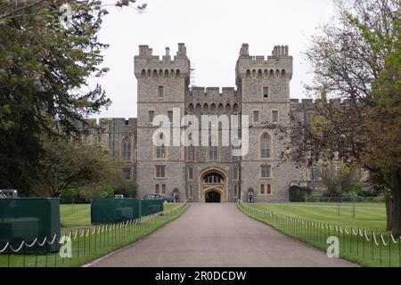 Windsor, Berkshire, Regno Unito. 8th maggio, 2023. Il vialetto d'accesso dalla porta di Cambridge al Castello di Windsor, dove i titolari dei biglietti hanno camminato ieri sera per il Concerto di incoronazione. Sua Maestà il Re rimane al Castello di Windsor. Credit: Maureen McLean/Alamy Live News Foto Stock