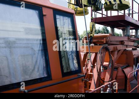 Vitebsk, Bielorussia - 14 agosto 2017: Locomotive in primo piano. vagone ferroviario di un treno merci Foto Stock