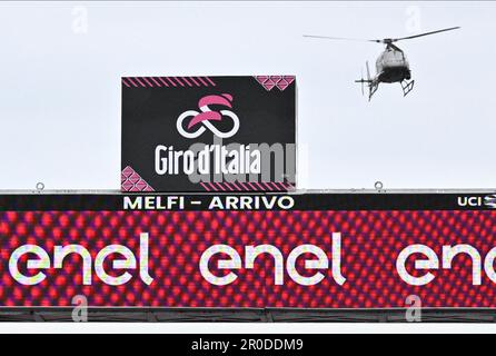 Melfi, Italia. 08th maggio, 2023. Un elicottero sorvola il traguardo della terza tappa del giro D'Italia 2023, 216km da vasto a Melfi, in Italia, lunedì 08 maggio 2023. Il giro 2023 si svolge dal 06 al 28 maggio 2023. FOTO DI BELGA JASPER JACOBS Credit: Belga News Agency/Alamy Live News Foto Stock