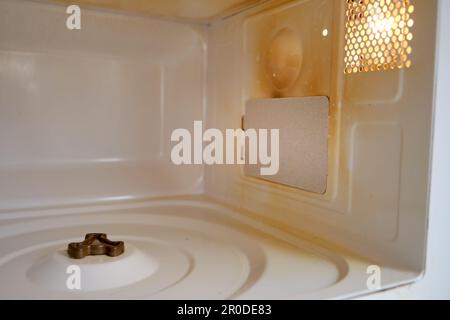 Riparazione di un forno a microonde frizzante sostituendo la piastra di mica.  Forno a microonde rotto con foglio di mica autosostituto Foto stock - Alamy