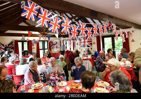 Celebrando l'incoronazione di re Carlo al municipio di Coalport nello Shropshire. Ballo del tè dell'incoronazione. Tè, torte e musica presso l'Ironbridge e la Coalbrookdale Civic Society Incoronation Tea Dance presso la Coalport Village Hall. Credito: Dave Bagnall credito: DAVID BAGNALL Foto Stock