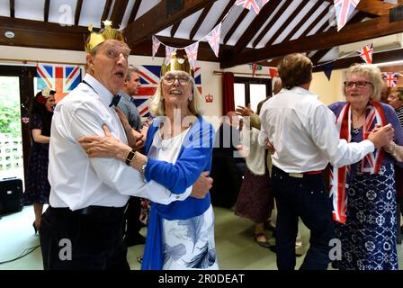 Celebrando l'incoronazione di re Carlo al municipio di Coalport nello Shropshire. Ballo del tè dell'incoronazione. Tè, torte e musica presso l'Ironbridge e la Coalbrookdale Civic Society Incoronation Tea Dance presso la Coalport Village Hall. Crediti: DAVID BAGNALL Foto Stock