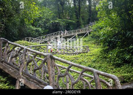 Scala giù per la cascata Rio Celeste Foto Stock