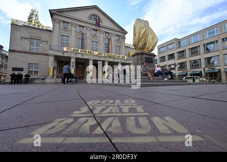 Weimar, Germania. 08th maggio, 2023. Il monumento Goethe-Schiller di fronte al Teatro Nazionale tedesco in Theaterplatz è coperto da un foglio color oro prima dell'inizio di un rally da parte dell'AFD. Si tratta di un'azione sotto il motto "Oro invece di marrone". Numerosi eventi si svolgono in Turingia in questo giorno per celebrare il giorno della liberazione dal nazionalsocialismo. Credit: Martin Schutt/dpa/Alamy Live News Foto Stock