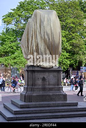 Weimar, Germania. 08th maggio, 2023. Il monumento Goethe-Schiller di fronte al Teatro Nazionale tedesco in Theaterplatz è coperto da un foglio color oro prima dell'inizio di un rally da parte dell'AFD. Si tratta di un'azione sotto il motto "Oro invece di marrone". Numerosi eventi si svolgono in Turingia in questo giorno per celebrare il giorno della liberazione dal nazionalsocialismo. Credit: Martin Schutt/dpa/Alamy Live News Foto Stock