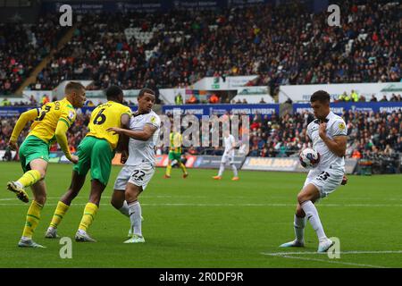 Swansea, Regno Unito. 08th maggio, 2023. Semi Ajayi di West Bromwich Albion (6) segna la sua squadra 2nd gol. Partita di campionato EFL Skybet, Swansea City contro West Bromwich Albion al Swansea.com° stadio di Swansea, Galles, lunedì 8th maggio 2023. Questa immagine può essere utilizzata solo per scopi editoriali. Solo per uso editoriale, licenza richiesta per uso commerciale. Non è utilizzabile nelle scommesse, nei giochi o nelle pubblicazioni di un singolo club/campionato/giocatore. pic di Andrew Orchard/Andrew Orchard sports photography/Alamy Live news Credit: Andrew Orchard sports photography/Alamy Live News Foto Stock