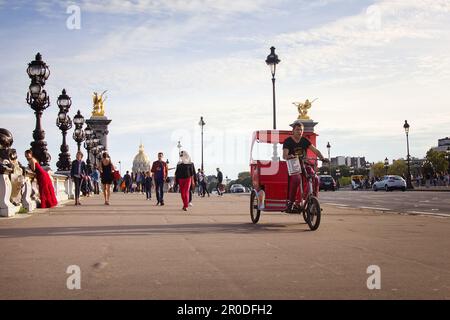 Parigi, Francia - 24 settembre 2017: Scultura d'oro chiamata Statua delle Scienze sul Pont Alexandre III, Champs-elysees Foto Stock