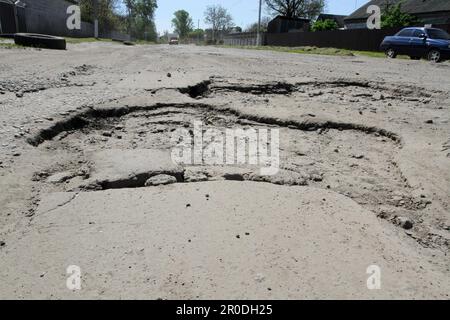 Non esclusiva: DNIPRO, UCRAINA - 07 MAGGIO 2023 - pozzi profondi sulla strada Dnipro-MahDalynivka-Kotivka, Dnipro, Ucraina orientale. Foto Stock