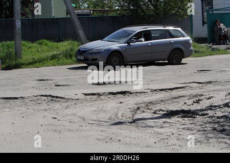 Non esclusiva: DNIPRO, UCRAINA - 07 MAGGIO 2023 - pozzi profondi sulla strada Dnipro-MahDalynivka-Kotivka, Dnipro, Ucraina orientale. Foto Stock