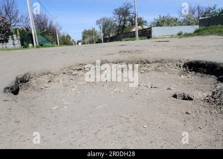 Non esclusiva: DNIPRO, UCRAINA - 07 MAGGIO 2023 - pozzi profondi sulla strada Dnipro-MahDalynivka-Kotivka, Dnipro, Ucraina orientale. Foto Stock