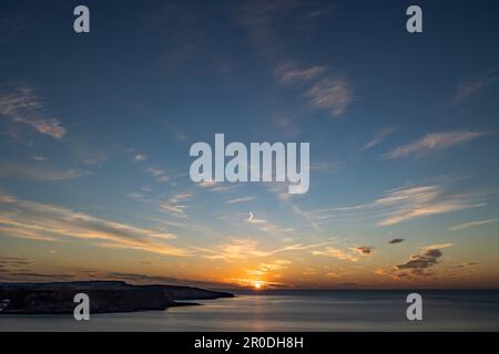 Tramonto estivo guardando a nord da Kettlenees, vicino a Whitby, North Yorkshire Coast Foto Stock