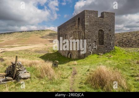 07.05.23 Marsden, West Yorkshire, Regno Unito. Abbandonato edificio deralitto vicino a Theives Clough su Marsden Moor con Pule collina sullo sfondo Foto Stock