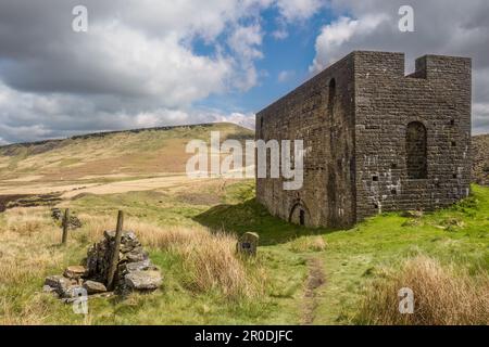 07.05.23 Marsden, West Yorkshire, Regno Unito. Abbandonato edificio deralitto vicino a Theives Clough su Marsden Moor con Pule collina sullo sfondo Foto Stock