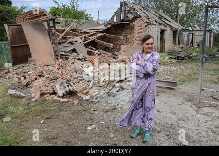 Komyshevakha, Ucraina. 08th maggio, 2023. Tatyana Romashko, 49 anni, si trova accanto al suo edificio che è stato gravemente danneggiato di notte, a seguito di conchiglie russe. Un funzionario ucraino ha affermato che alcune truppe russe stanno cercando di lasciare Zaporizhzhia travestita da civili in mezzo alle evacuazioni in corso dalla regione meridionale, che potrebbe essere un obiettivo della controoffensiva prevista dall'Ucraina. Credit: SOPA Images Limited/Alamy Live News Foto Stock