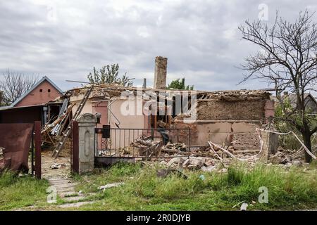 Komyshevakha, Ucraina. 08th maggio, 2023. Vista generale della casa privata pesantemente danneggiata di notte, a seguito di conchiglie russe. Un funzionario ucraino ha affermato che alcune truppe russe stanno cercando di lasciare Zaporizhzhia travestita da civili in mezzo alle evacuazioni in corso dalla regione meridionale, che potrebbe essere un obiettivo della controoffensiva prevista dall'Ucraina. Credit: SOPA Images Limited/Alamy Live News Foto Stock