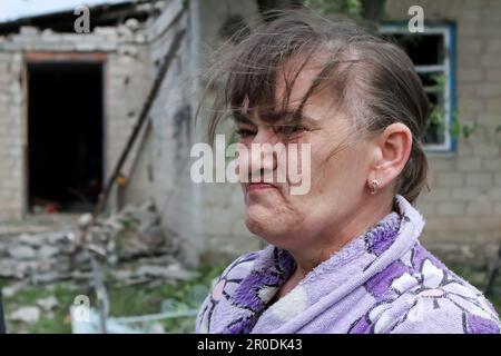 Komyshevakha, Ucraina. 08th maggio, 2023. Tatyana Romashko, 49 anni, reagisce come la sua casa è stata gravemente danneggiata di notte, in seguito al bombardamento russo. Un funzionario ucraino ha affermato che alcune truppe russe stanno cercando di lasciare Zaporizhzhia travestita da civili in mezzo alle evacuazioni in corso dalla regione meridionale, che potrebbe essere un obiettivo della controoffensiva prevista dall'Ucraina. (Foto di Andriy Andriyenko/SOPA Images/Sipa USA) Credit: Sipa USA/Alamy Live News Foto Stock