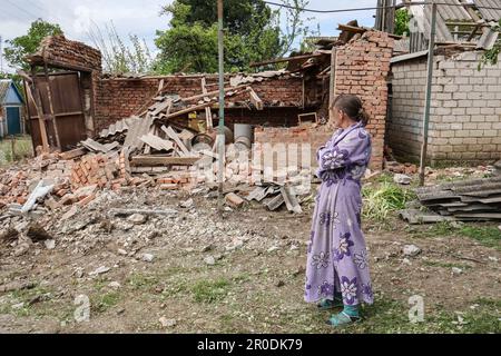 Komyshevakha, Ucraina. 08th maggio, 2023. Tatyana Romashko, 49 anni, si trova accanto al suo edificio che è stato gravemente danneggiato di notte, a seguito di conchiglie russe. Un funzionario ucraino ha affermato che alcune truppe russe stanno cercando di lasciare Zaporizhzhia travestita da civili in mezzo alle evacuazioni in corso dalla regione meridionale, che potrebbe essere un obiettivo della controoffensiva prevista dall'Ucraina. (Foto di Andriy Andriyenko/SOPA Images/Sipa USA) Credit: Sipa USA/Alamy Live News Foto Stock