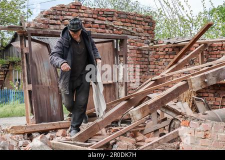 Komyshevakha, Ucraina. 08th maggio, 2023. I residenti locali hanno pulito le macerie di una casa privata che è stata gravemente danneggiata di notte, a seguito di conchiglie russe. Un funzionario ucraino ha affermato che alcune truppe russe stanno cercando di lasciare Zaporizhzhia travestita da civili in mezzo alle evacuazioni in corso dalla regione meridionale, che potrebbe essere un obiettivo della controoffensiva prevista dall'Ucraina. (Foto di Andriy Andriyenko/SOPA Images/Sipa USA) Credit: Sipa USA/Alamy Live News Foto Stock