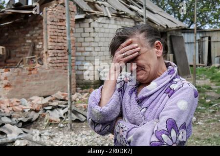 Komyshevakha, Ucraina. 08th maggio, 2023. Tatyana Romashko, 49 anni, reagisce come la sua casa è stata gravemente danneggiata di notte, in seguito al bombardamento russo. Un funzionario ucraino ha affermato che alcune truppe russe stanno cercando di lasciare Zaporizhzhia travestita da civili in mezzo alle evacuazioni in corso dalla regione meridionale, che potrebbe essere un obiettivo della controoffensiva prevista dall'Ucraina. (Foto di Andriy Andriyenko/SOPA Images/Sipa USA) Credit: Sipa USA/Alamy Live News Foto Stock