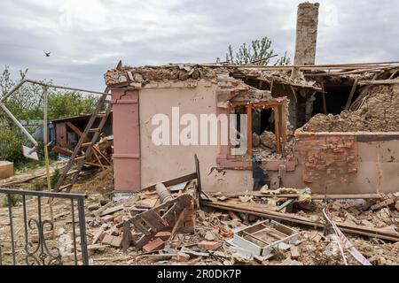 Komyshevakha, Ucraina. 08th maggio, 2023. Una casa privata e il disegno ben visto pesantemente danneggiato di notte, a seguito di conchiglie russe. Un funzionario ucraino ha affermato che alcune truppe russe stanno cercando di lasciare Zaporizhzhia travestita da civili in mezzo alle evacuazioni in corso dalla regione meridionale, che potrebbe essere un obiettivo della controoffensiva prevista dall'Ucraina. (Foto di Andriy Andriyenko/SOPA Images/Sipa USA) Credit: Sipa USA/Alamy Live News Foto Stock